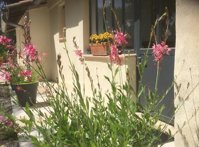 לינה וארוחת בוקר D'hotes Lovely Planette נים